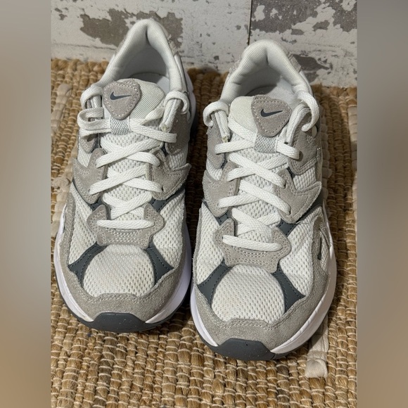 Nike Women's Gray and White Sneakers - Picture 3 of 9